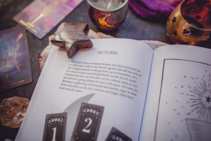 Cosmic Guidance Book of Astrological Tarot Spreads - Bella deLuna