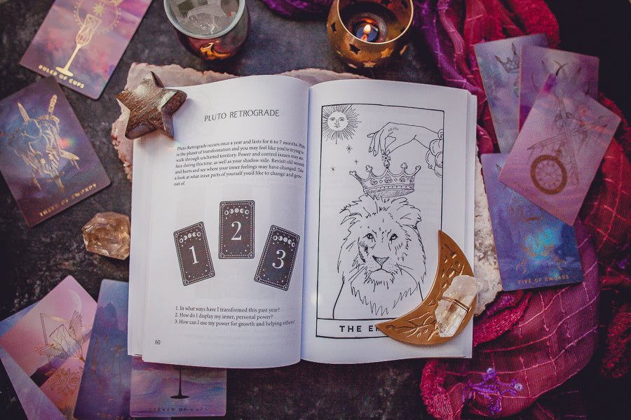 Cosmic Guidance Book of Astrological Tarot Spreads - Bella deLuna